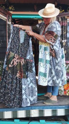 Deze jurk heb ik gemaakt bij het strand in Noord Portugal. Wijdvallende jurk zonder mouwen en grote zakken. Soepel materiaal heerlijk draagbaar. One size fits all. Bohemian Maxi Dress With Floral Patchwork, Bohemian Flowy Tunic Maxi Dress, Flowy Bohemian Tunic Maxi Dress, Sleeveless Boho Print Dress For Beach Cover-up, Bohemian Patterned Maxi Dress With Boho Print, Flowy Bohemian Tunic Dress, Free Size Floral Print Dress For Festival, Long Flowy Boho Print Dress, Bohemian Tunic Dress In Patterned Color