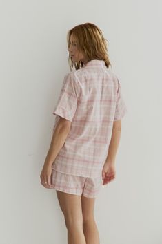 Desfrute do máximo conforto com este adorável pijama de shorts! Com um padrão xadrez rosa clássico, ele combina fofura e estilo, perfeito para noites de descanso e momentos relaxantes em casa. Seu tecido macio e leve garante uma sensação agradável na pele, enquanto o corte moderno proporciona liberdade de movimento. Ideal para quem busca conforto sem abrir mão da elegância. Aproveite as noites tranquilas com este pijama encantador!