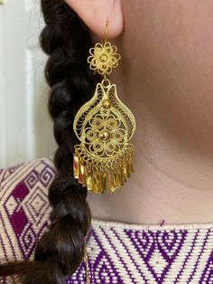 Beautiful Artisanal Mexican Traditional Earrings - Gold Plated Folkloric Earrings made by our Oaxaca Artisan Partners.  These earrings are typically worn for Traditional Folkloric Dances. They are the perfect accessory for a Fiesta themed party. These earrings are very lightweight.  Care * cloth wipe to clean * delicate care * wipe to dry Please email me your questions before buying. All of my items come from a smoke and pet free environment. I WILL BE PROCESS YOUR ORDER IN 1-2 DAYS. If you need Mexican Culture Accessories, Mexican Earrings Gold, Eloquii Earrings, Artisan Gold Earrings With Intricate Design, Ceremonial Drop Earrings, Traditional Single Dangle Clip-on Earring, Traditional Handmade Clip-on Earrings For Festive Occasions, Traditional Handmade Flower Earrings, Ceremonial Dangle Earrings