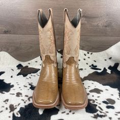 Genuine beige armadillo boots in men's size 9US Square Toe Boots, Toe Boots, Mens Shoes Boots, Boots Men, Shoes Mens, Men's Shoes, Shoe Boots, Cowboy, Square