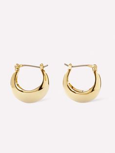 The Abby Hoop Earrings are the epitome of elegance and grace. This fashion editors' favorite lends a touch of class to any outfit, and has been most recently spotted on Kiernan Shipka. Never too much or too subtle, the polished hoops are just the right touch to elevate your daily look.  14k Gold plated  Contemporary design & glossy look  Classy, feminine & elegant Recycled Gold Jewelry, Onyx Signet Ring, Gold Horns, Kiernan Shipka, White Gold Hoops, Gold Gemstone Ring, Gold Statement Earrings, Solid Gold Earrings, Mismatched Earrings