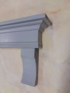 the corner of a wall with a decorative molding on it