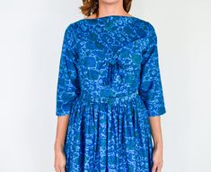 "~ 1950s royal blue & turquoise blue dress ~ Beautiful quality polished cotton ~Front bow at bust line ~ Gathered full skirt ~ Matching 30\" fabric covered belt ~ Back 19\" metal zipper ~ Excellent Bust- 36\" (91.44 cm) Waist- 26\" (66.04 cm) Hips free Length-40\" (101.6 cm) Shoulders- 14.5 (36.83 cm) Sleeve- 17\" (43.18 cm) Belt- waist fits 23-27.5\" (58.42-69.85 cm) More Incredible Vintage: glennasvintageshop.etsy.com Vintage Jewelry: glennasjewels.etsy.com Instagram @glennas_clothing Face Turquoise Blue Dress, Layered Ruffle Dress, Floral Cotton Dress, 60s Dress, Black Sleeveless, 50s Dresses, Knit Set, Black Silk, Silk Chiffon