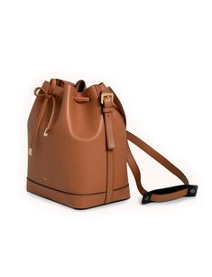 Bolso saco de piel de origen vacuno muy resistente. El bolso que te acompañará todos los días, perfecto para todos tus looks de oficina, planes con amigas, viajes, un bolso todoterreno con un toque retro vintage parisino. Comprar ahora... Classic Crossbody Bucket Bag For Work, Luxury Brown Bucket Bag For Office, Versatile Brown Camera Bag For Daily Use, Timeless Cognac Satchel For Travel, Classic Rectangular Bucket Bag With Adjustable Strap, Brown Bags With Adjustable Strap For Work, Classic Backpack With Detachable Strap For Daily Use, Timeless Brown Bag With Detachable Strap, Classic Backpack Style Satchel For Daily Use