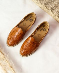 Leather huarache flat sandals Light Brownies - Ethnic Heritage Shopping At The Mall, Mexican Embroidered Dress, White Embroidered Dress, At The Mall, Tan Sandals, Trendy Girl, Flat Shoe, Light Brown Leather, Walk In The Park