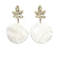 A pair of pierced shell earrings is perfect for your formal occasions. Shell with leaves set in gold plated metal. Made in France. Feb269 Size : 7.5 x 4.3 cm/ 2.9 X 1.7 inch Check out my shop for more jewelry, gloves, kimonos, boleros and dresses at https://www.etsy.com/shop/foldedroses Color on your screen may differ slightly from the actual color. D E L I V E R Y  Normally, the shipping takes about 2-3 days for France and 10 to 18 days for other countries to arrive from France via Normal Priority Shipping. This is only a reference and it is beyond my control. If you want to upgrade to tracking or expedited shipping, please adjust the shipping choice in the cart before checkout. Remember to provide your telephone number for expedited shipping. Your purchase means you have agreed to my sho Earrings White Gold, Evening Jewelry, Retro Mode, Earrings White, Shell Earrings, And Dresses, Gold Leaf, Charleston, Favorite Jewelry