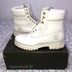 Only Worn A Few Times Over A 2 Year Timespan !Timberland Continues The 6 Inch Boot’s Legacy By Releasing New Colorways With Updated Features. The 6 Inch Premium Boot 'Ghost White' Is First-Ever White-On-White Iteration Of The Waterproof Shoe. The High Top Boasts A Ghost White Nubuck Upper With A Waterbuck Boot Sole And A Padded Collar For Added Comfort. The Sneaker Also Sports A Traditional Lace-Up Closure, Superior Traction Pattern, And The Traditional Timberland Logo At The Heel. Timberland Boots Outfit Baddie, White Timberland Boots, White Timberlands, Timberland Boots Outfit, Timberland Logo, Ghost White, Custom Boots, Timberlands Shoes, Waterproof Shoes