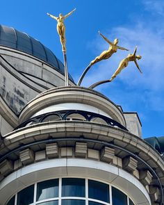 Looking up at the Three Daughters of Helios! Positioned on the roof of 1 Jermyn Street in the Piccadilly area of London, the three figures made of gold-leaf-covered aluminum appear to be diving from the building. They were created by British sculptor Rudy Weller in 1992 as part of a modern artistic interpretation that brings the ancient myth to life in a contemporary urban setting. Related Guide London Tour https://www.guidelondon.org.uk/tours/classic-london-tour/ 📸 © Ursula Petula Barzey. #...