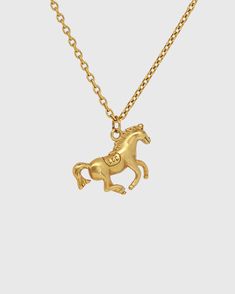 Colgante dorado con un caballo galopando. Uno de los clasicos de Lost Gen Club.
Largo: 50 cm + 5 cm ajustable. Club Classics, Horse Pendant, Beautiful Gold Necklaces, Accesories Jewelry, Horses Pendant, Western Horse, Horse Designs, Gold Chain Necklace, Silver Chain Necklace