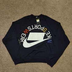 Nike Sports Wear Sweatshirt Navy Ar1622 Size Small-Tall Navy Sweatshirt With Logo For Streetwear, Navy Sweatshirt With Logo Detail For Streetwear, Blue Crew Neck Top With Logo Detail, Blue Long Sleeve Sweatshirt With Logo, Casual Blue T-shirt With Logo Detail, Collegiate Logo Tops For Streetwear, Collegiate Tops With Logo For Streetwear, Collegiate Tops With Logo Detail For Streetwear, Collegiate Crew Neck Tops With Logo Detail