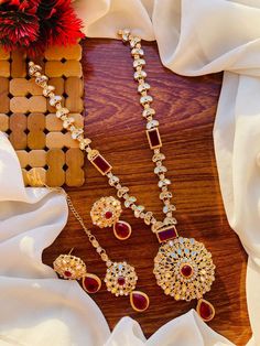 Beautiful mala set. This set is gold plated and high quality. Message me for anymore questions! shipping is free Luxury Elegant Necklaces For Diwali, Luxury Gold Mala, Bridal Jewelry Indian, Bride Indian, Indian Bridal Jewelry, Pakistani Jewelry, Bridal Jewellery Indian, Jewelry Indian, Indian Bridal