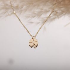 "14K Gold Clover Necklace, 14k Solid Gold Four Leaf Clover Necklace, Leaf Clover Pendant Jewelry, Gold Clover, Christmas Gift Our product weighs 1.45 gr and the chain length is 46 cm. All of our products has the stamp \"585\" on them. (which states that this is real gold) There may be +/- 0.15 change in gram information due to production. Your products will be shipped with free shipping UPS express within 1-3 business days. Quality control has been done. Our products are Anti Allergic. Your orde Lockets Gold Indian For Women Simple, Elegant 14k Gold Necklaces For Good Luck, Elegant 14k Gold Necklace For Good Luck, Rose Gold 14k Gold Charm Necklaces, Rose Gold 14k Gold Necklaces With Charms, Rose Gold 14k Gold Charms Necklace, 14k Gold Engraved Necklace For Good Luck, 14k Gold Rose Gold Jewelry With Hallmark, Classic 14k Gold Charms Necklace