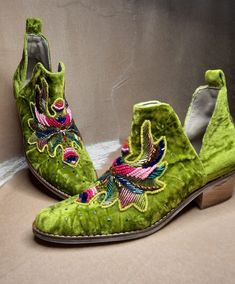 Pixie Shoes, Diy Heels, Quirky Shoes, Boogie Shoes, Elf Boots, Mermaid Shoes, Elf Shoes, Ugly Shoes, Velvet Shoes