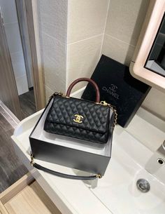 Classy luxury Chanel woman handbag    Size of handbag : 25 * 11* 16 CM Vanuatu, Red Fox, Chanel Handbags, Woman Handbag, Ladies Handbag, Gold Ounce, Somali, Sierra Leone, Haiti