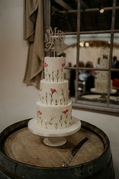 Three-tier, rustic floral wedding cake with classic white fondant and vibrant wildflower blooms, perfect for the boho bride or an alfresco summer wedding. 

Image Jennifer Riddell Photography Rustic Floral Wedding, White Fondant, Wedding Gift List, Floral Wedding Cake, Wedding Image, August Wedding, Table Inspiration, Summer Celebration, Three Tier