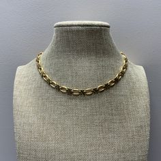 A vintage signed avon x and o link necklace. Made in gold tone metal. Has a hinged clasp closure. In good used condition.  Size  18 by 1/4 inches Have an issue with your order? Contact me with any questions or concerns. Be sure to read all the description and size information. Vintage items I sell are used and most are 40+ years old. Please take this into consideration before buying. You may see indications of age but I do my best to only sell wearable items that are in as good condition as poss Elegant Chain Link Necklace With Gold Clasp, Metal Collar Chain Necklace With Oval Links, Gold Chain Necklace With Gold Clasp For Formal Occasions, Metal Chain Link Jewelry With Gold Clasp, Gold Clasp Chain Link Jewelry, Formal Gold-tone Toggle Chain Link Necklace, Gold Chain Link Metal Choker, Gold Metal Chain Link Choker, Gold Chain Link Toggle Necklace For Formal Occasions