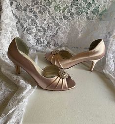 Gold Heels Wedding, Gold Prom Shoes, Heels Rose Gold, Rose Gold Pumps, Embellished Designs, Hot Pink Butterfly, Rose Gold Heels, Feminine Shoes, Heels Prom