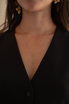 Our SIMPLE LARIAT NECKLACE was made for all you necklace stack lovers. It's simple but features three cubic zirconia (CZ) stones at the focal point to add a pop of sparkle. Wear as is, or layer it with our SENSE or AURA NECKLACE. 18k gold plated on stainless steel. Length: 18” Extender: 2” All the necklaces come in a beautiful jewelry box. Lariat Necklace Outfit, Aura Necklace, Jewelry Necklace Simple, Stackable Necklaces, Pearl Lariat Necklace, Necklace Stack, Dangle Necklaces, Affordable Jewelry, Mens Jewelry Bracelet