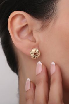 14K Solid Gold  Italian Rose Motif Earrings / Dainty Earring / Unique Earring * Gold KT: 14K Solid Gold * Gold Colors: 14k Yellow Gold * Earring length: 1.20 cm * Earring width: 1.30 cm Follow on Instagram - @bayargold.tr My Web Site - https://www.bayargold.com * Bayar Gold is a fine jewelry company. Please do not hesitate to ask us questions. We are always here to help you. * All items are packed in the high-quality jewelry box. The gift message is available. Please let us know what to write by Simple Gold Earrings, Unique Earring, Rose Motif, Triangle Earrings Stud, Gold Armband, Gold Fashion Necklace, Solid Gold Earrings, Face Massage