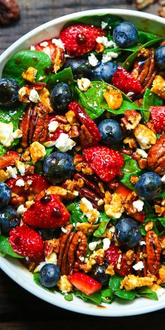 Strawberry Spinach Salad with Blueberries, Pecans, Feta cheese, and a simple Balsamic glaze in a bowl Salad With Blueberries, Strawberry Spinach Salad, Strawberry Spinach, Fresh Salad Recipes, Spinach Strawberry Salad, Best Salad Recipes, Summer Salad Recipes, Balsamic Glaze, Idee Pasto Sano