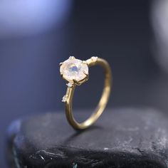 Ein Vintage-Stil Blatt-Ring
Der Mondstein ist auch als Stein der Liebenden bekannt ein Symbol der Freundschaft und Liebe, was Mondsteinringe zu einem perfekten Geschenk für einen geliebten Menschen macht; Es ist auch der Geburtsstein für Juni und symbolisiert Gesundheit, Wohlstand und Langlebigkeit.
Hergestellt aus 925er Sterlingsilber: zart, langlebig und hypoallergen
Dieser Blattring aus 925er Sterlingsilber ist zart, langlebig und hypoallergen. Dort, wo es gilt, sehen Sie einen Stempel. 
Sterlingsilber ist hypoallergen und eignet sich daher hervorragend für empfindliche Haut. Es ist außerdem langlebig und perfekt für den täglichen Gebrauch; Sie können ins Fitnessstudio gehen, duschen und darin schlafen.
Es ist bereit als Geschenk!
Dieser Blattring wird in einer Schmuckschatulle geliefer Dainty Moonstone Ring With Rose Cut Diamonds For Wedding, Moon Phase Open Crystal Promise Ring, 14k Gold Moon Phase Rings As Gift, 14k Gold Rings With Moon Phase For Gift, Fine Jewelry Yellow Gold Moonstone Ring, Moon Shaped Gemstone Rings For Anniversary, Celestial Moonstone Crystal Ring With Gemstone, 14k Gold Moon Phase Rings For Promise, Gold Moonstone Ring Fine Jewelry With Birthstone