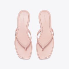 The Roxanne flip-flop reimagines a warm-weather essential with a square toe. A lightweight sandal to wear poolside or at the beach. Cute Beach Shoes, Girly Sandals, Light Pink Sandals, Cute Flip Flops, Flip Flops For Women, Tory Burch Flip Flops, Pretty Sandals, Beach Stuff, Flip Flops Style