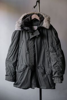 Vintage 1979s US Military Extreme Cold Weather N-3B Parka Jacke Scovill SIZE M Pit to pit：65cm Length：84cm Sleeve：84cm Welcome to our online store https://bansecondhandgoods.com/ Worldwide Shipping The official website provides credit card services,  please contact us via private message if necessary. Find us IG :  ban_secondhand_goods Thank you for checking us out :) Parka Men, Vintage Khaki Outerwear For Winter, Vintage Khaki Outerwear For Cold Weather, Vintage Outerwear With Flap Pockets For Winter, Vintage Khaki Utility Jacket For Winter, Retro Winter Outerwear With Flap Pockets, Combat Parka With Flap Pockets For Winter, Military Style Winter Outerwear With Functional Pockets, Winter Fashion Men