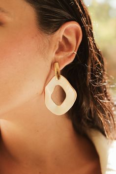 Unique white ceramics wavy earrings for women with gold-painted accents. This is a unique and unusual configuration that gives the waves their constant variation and elegance. Jewellery Ceramic, Chic Cream Jewelry For Gift, Chic Cream Jewelry For Gifts, White Enamel Drop Earrings, Modern Single White Earring, Trendy White Enamel Earrings, Chic White Drop Earrings, Trendy White Jewelry Set, Modern White Enamel Jewelry