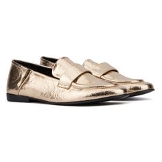 Step into chic luxury with our Carleigh flat, a dazzling expression of modern style. Crafted meticulously, these flats feature a sleek silhouette wrapped in a metallic finish for a touch of glamour. With faux leather that ensures durability and comfort, these flats effortlessly elevate your look for any occasion, day or night. Mule Flats, Trending Flats, Mary Jane Ballet Flats, Closed Toe Shoes, Faux Leather Heels, Casual Shoe, Leather Heels, Ballet Flats, Modern Style