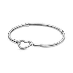 Make your wrist shine with the Pandora Moments Heart Closure Snake Chain Bracelet. This sterling silver bracelet features Pandora's iconic snake chain pattern and a heart closure. The closure has the same functionality as a lobster closure and can be styled with up to two dangles or pendants. The closure also spins around, giving this bracelet a surprise touch of dynamic movement. Add your favorite charms to this bracelet for a perfectly personalized look. Fish Hook Bracelet, Shark Earrings, Compass Bracelet, Bracelet Viking, Mermaid Bracelet, Charms Pandora, Starfish Bracelet, Bracelet Pandora, Surfer Necklace