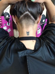 Triangle Shaved Undercut, Shaving Back Of Head Women, V Undercut Women, Pointed Undercut, Undercut Back Of Head, Triangle Undercut Women, Shaved Back Of Head Undercut, Undercut Women Long Hair, V Undercut