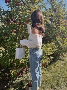 apple picking in a fall outfit in the fall Cute Fall Outfits Apple Picking, Apple Picking Fall Outfit, Orange Orchard Photoshoot, Apple Picking Outfit Couple, Apple Farm Outfit Fall, Fall Outside Pictures, Fall Apple Orchard Outfit, Cute Apple Picking Photos, Fall Outfits Apple Picking