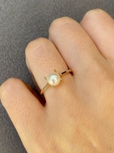 Pearl Ring Design, Jewelry Sketches, Minimalist Diamond Rings, White Pearl Ring, Simple Jewellery, Cute Engagement Rings, Gold Pearl Ring, Gold Rings Simple, Zierlicher Ring