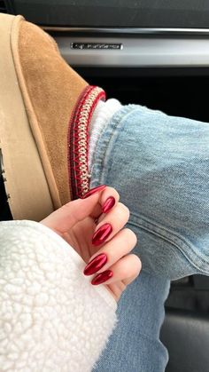 Need some inspiration for your Christmas-do? Or wanting to bring some festivity to your client's appointments? From sparkly reds to minimal designs, we have the rundown of all our favourite Christmas nail looks so you're prepped for the holiday season. Short Red Nails, Red Chrome Nails, Kutek Disney, Red Christmas Nails, Christmas Nails Easy, Smink Inspiration, Makijaż Smokey Eye, Red Nail Designs, Red Nail