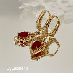 Add a touch of elegance and sophistication to your outfit with these beautiful ruby Art Deco earrings. With a vintage red design and a gold-plated finish, these earrings are perfect for any special occasion. Whether for a bridesmaid or just for yourself, these red women earrings are a perfect choice. Their unique and detailed style makes them a must-have piece for any jewelry lover. Don't wait any longer and add these beautiful ruby Art Deco earrings to your collection today. https://www.tiktok.com/@byluciashp/video/7209198489656364293?is_from_webapp=1&sender_device=pc&web_id=7187531543853925894 https://www.tiktok.com/@byluciashp/video/7209200247359229189?is_from_webapp=1&sender_device=pc&web_id=7187531543853925894 MEASURES: Total length: approximately 3.5 cm Total width: approximately 1.3 Luxury Gold Ruby Earrings, Vintage Ruby Earrings, Ruby Red Earrings, Gold And Ruby Earrings, Red And Gold Earrings, Gold And Red Earrings, Red And Gold Jewelry, Ruby Earrings Gold, Gold Ruby Earrings