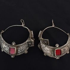 Rare earring. Handmade in taroudant. Antique berber silver eaaring with niello and old glass agate. Vintage earring. Gorgeous earrings and in good condition. Fast shipping *weight: 35.9 gram If there is any other question sand me a message and i will be very happy to answer it as son as possible. Visit my store: https://www.etsy.com/fr/shop/Berberjewelery Traditional Festival Jewelry With Pierced Design, Traditional Silver Hoop Earrings, Antique Jewelry For Pierced Ears, Vintage Ceremonial Metal Jewelry, Traditional Filigree Hoop Earrings, Bohemian Engraved Metal Earrings, Berber Traditional Clothes, Berber Earrings, Amazigh Jewelry Women