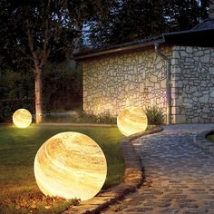 some lights that are sitting in the grass