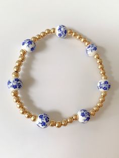 Pulsera de cuentas de oro floral azul Gold Beaded Bracelet, Preppy Jewelry, Jewelry Board, Beading Jewelery, Jewelry Boards, Gold Bead Bracelets, Pretty Jewelry, Jewelry Lookbook, Pretty Shoes