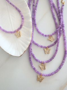 ✨A beautiful purple jade bead necklace with a beautiful handmade zirconia stone inlaid butterfly pendant 🤚 🤩✨ measuring 14 inches and a beautiful 2-inch extender.  ✨The pale purple or lavender jade, as its color indicates, is spring growth, fecundity and subtlety. Especially recommended for people who aspire to calm and inner self-improvement. We love natural stones and all the energies they can transmit. ✨ What does your purchase include?  You will receive nice cards, discounts, a small gift Purple Choker Necklace, Pulseras Aesthetic, Purple Choker, Butterfly Choker, Flower Girl Necklace, Czech Glass Necklace, Jade Bead Necklace, Lavender Jade, Necklace Butterfly