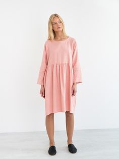 "HARLOW is a loose fitting long sleeve linen midi dress. DETAILS - Knee length - Smock silhouette - Long sleeve - Pockets available upon request - Oeko-Tex certified 100% lightweight linen - Cut and sewn to order just for you in our studio COLOR - Pink spanish, you can also choose other colors above - Fabric samples are available here https://www.etsy.com/listing/586569696/linen-fabric-samples SIZING & FIT - Relaxed fit - Length (shoulder to hem) is approximately 37 inches / 95 cm - Bust (pi Spring Daywear Mid-length Linen Dress, Spring Mid-length Linen Dress For Daywear, Spring Linen Dress For Brunch With Relaxed Fit, Spring Brunch Linen Dress In Relaxed Fit, Spring Brunch Linen Dress With Relaxed Fit, Oversized Linen Midi Dress For Spring, Spring Brunch Linen Dress Relaxed Fit, Oversized Linen Dress For Spring Daywear, Spring Oversized Midi Loungewear Dress