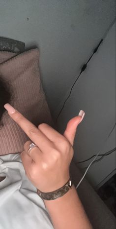 Two Fingers Pose, 3 Fingers Up Selfie, Middle Finger Snap, Fake Pictures For Instagram, Fake Snapchat, Photo String, B Letter Images, Instagram Food Pictures, Hand Snap