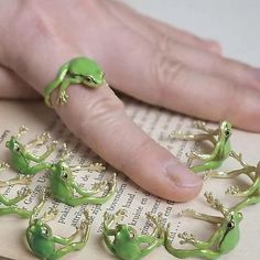 Roach Holder Ring, Frog Rings, Frog Ring, Weird Jewelry, Tanah Liat, Daily Jewelry, Funky Jewelry, Finger Rings, Zambia