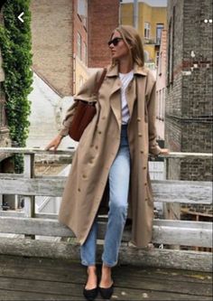 Trench Coat Outfit Ideas, Trenchcoat Outfit, Coat Outfit Ideas, French Style Clothing, Style Parisienne, Trench Coat Outfit, Skandinavian Fashion, Jeanne Damas, Coat Outfit