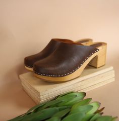 Vintage Clogs, Swedish Clogs, Wooden Sandals, Clogs And Mules, Clog Boots, Boho Sandals, Wooden Clogs, Clog Heels, Low Heel Shoes