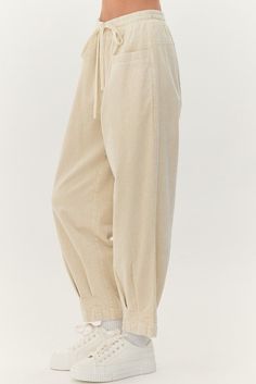 Cream cotton, drawstring pants with an elastic waistband and front pockets, pleat detail at the bottom. Sizes S, M and L Fabric: 100% cotton Drawstring Pants, Athleisure, Jumpsuit Romper, Jumpsuit, Rompers, Top Outfits, Elastic, Cream, Pants