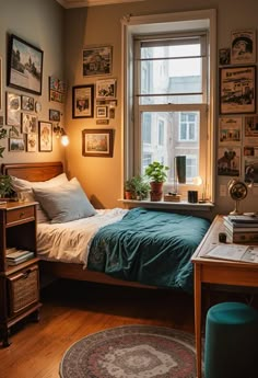 21 Cozy Dorm Room Inspo To Maximize Small Spaces Granola Room Ideas, Simple Aesthetic Rooms, Dark Blue Dorm Room Ideas, Blue And Green Dorm Room Aesthetic, Moody Dorm Room, Green And Orange Dorm Room, Bed Style Ideas, Dark Green Dorm Room, Single Room Decor