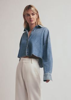 THE CROPPED EX-BOYFRIEND SHIRT Collar Crop Top Outfit, Cropped Denim Shirt Outfit, Denim Crop Top Outfit, Cropped Button Up Shirt Outfit, Cropped Shirt Outfit, Boyfriend Shirt Outfits, Cropped Denim Shirt, Button Down Outfit, Denim Shirt Outfit