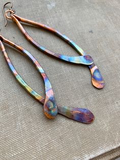 "Solid copper hand-hammered into curving drops have been flame-painted with a lovely rainbow pattern. These earrings are lightweight despite their size. Color will appear brighter in outdoor lighting. 4\" drop from hypoallergenic niobium earwires Handmade in NY" Copper Jewelry Diy, Copper Earrings Handmade, Wire Jewelry Earrings, Hammered Jewelry, Copper Jewellery, Copper Wire Jewelry, Copper Jewelry Handmade, Syracuse Ny, Wire Work Jewelry