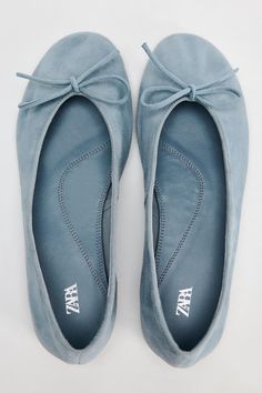 SUEDE BALLET FLATS - Blue | ZARA United States Blazers Shoes, Flats Outfit, Suede Ballet Flats, Girly Shoes, Shoe Inspo, Blue Flats, Suede Flats, Leather Shoes Woman, Pretty Shoes