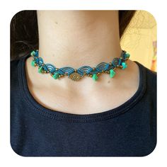 Este collar ha sido cuidadosamente diseñado y elaborado utilizando materiales de primera calidad. La pieza destaca por el uso de hilo encerado tejido en nudos precisos, que incorporan piedras preciosas y cuentas de metal. El resultado es un diseño único, especialmente concebido para ocasiones especiales. Festival Pendant Necklace With Adjustable Cord, Festival Choker Necklaces With Adjustable Cord, Festival Choker Necklace With Adjustable Cord, Festival Spiritual Macrame Choker, Spiritual Macrame Festival Choker, Spiritual Macrame Choker For Festivals, Handmade Spiritual Choker For Festivals, Adjustable Cord Choker For Festivals, Green Adjustable Jewelry For Festivals